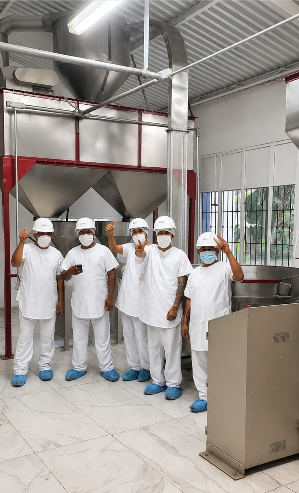 Equipo de la planta de Cielo Abierto en Coatepec con equipo de protección completo