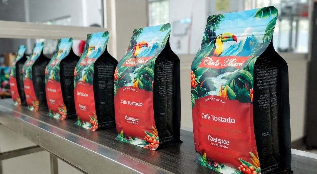 Línea de producción de Cielo Abierto en Coatepec — bolsas saliendo de la planta, lista para maquilar tu marca