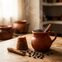 Café de olla humeante servido en jarrito de barro con canela y piloncillo