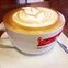 Taza de café servida sobre la mesa de la cafetería